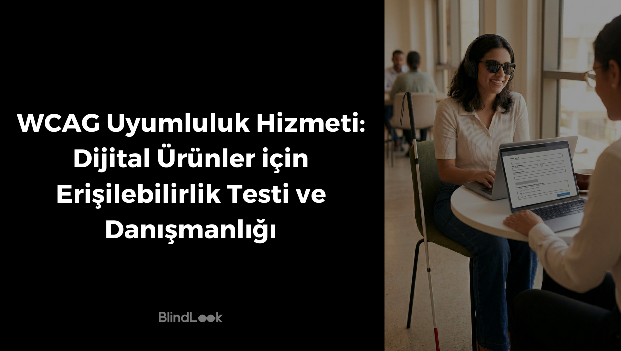 Görsel iki dikey bölüme ayrılmıştır. Sol tarafta siyah bir arka plan üzerinde beyaz, büyük harflerle "WCAG Uyumluluk Hizmeti: Dijital Ürünler için Erişilebilirlik Testi ve Danışmanlığı" başlığı ve en altta BlindLook logosu yer alır. Sağ tarafta ise aydınlık bir kafe ortamında, yuvarlak bir masada karşılıklı oturan iki profesyonel kadın görülmektedir. Soldaki görme engelli kadın; güneş gözlüğü ve kulaklık takarak laptopuyla çalışmaktadır, sandalyesine beyaz bir baston yaslanmıştır. Karşısındaki kadın da kendi laptopu üzerinden bir form ekranını incelemektedir. Masada kahve fincanları bulunmakta, arka planda kafedeki diğer insanlar bulanık şekilde seçilebilmektedir.
