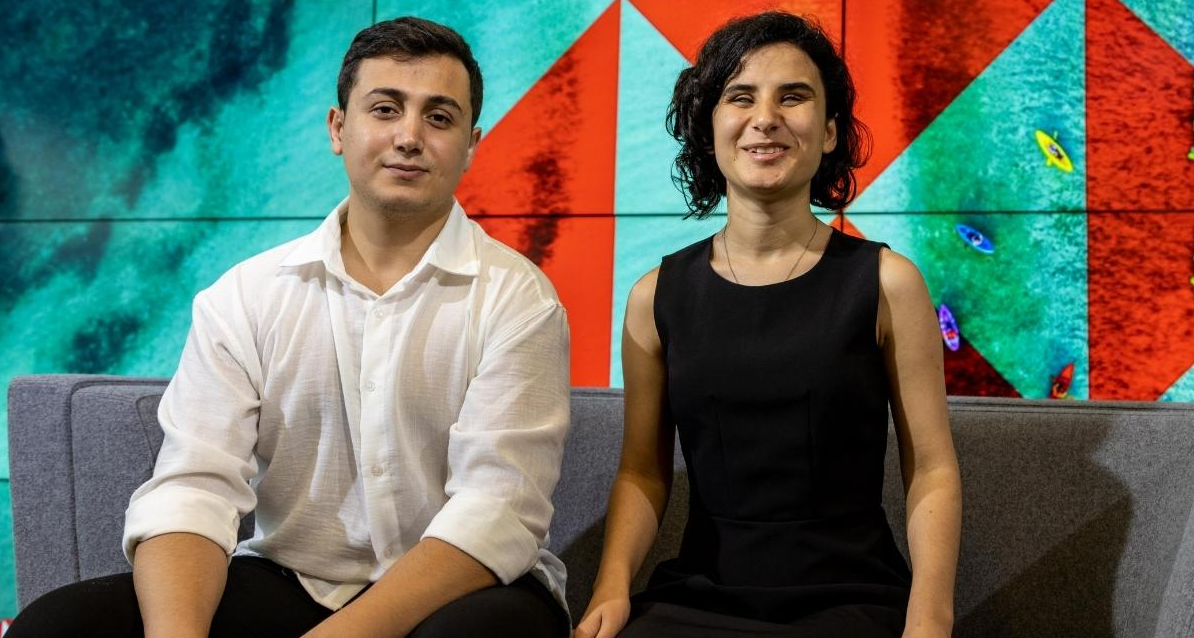 Sadriye ve Cihat kameraya gülümsüyorlar.