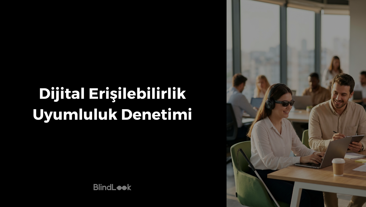 Görsel iki dikey bölüme ayrılmıştır. Sol tarafta siyah bir arka plan üzerinde beyaz, büyük harflerle "Dijital Erişilebilirlik Uyumluluk Denetimi" başlığı ve en altta BlindLook logosu yer alır. Sağ tarafta ise gün ışığı alan, modern bir ofis ortamında yan yana çalışan iki profesyonel görülmektedir. Soldaki kadın beyaz bir gömlek, siyah güneş gözlüğü ve kulaklık takmış şekilde dizüstü bilgisayarını kullanırken gülümsemektedir; sandalyesine beyaz bir baston yaslanmıştır. Sağdaki erkek ise bej bir gömlekle kadının yanında oturmakta, elindeki tablet ve kalemle çalışmaya eşlik etmektedir. Arka planda ofis içerisindeki diğer insanlar bulanık bir şekilde seçilebilmektedir.