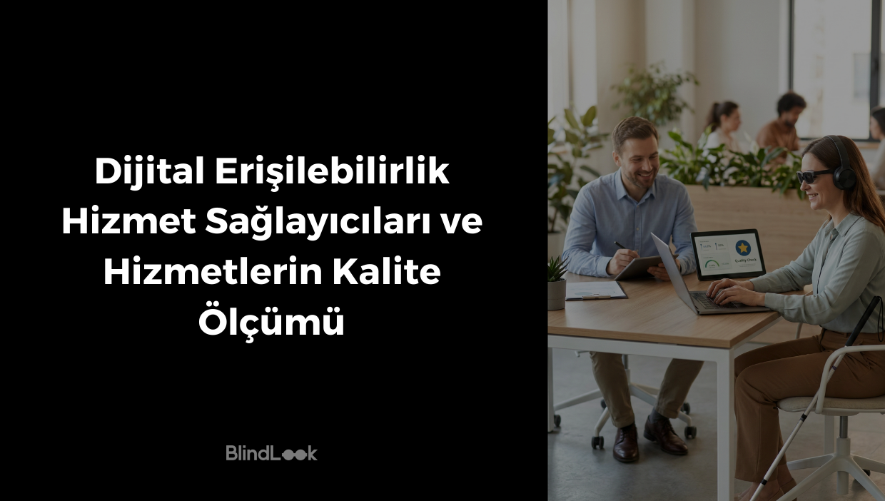 Görsel iki dikey bölüme ayrılmıştır. Sol tarafta siyah bir arka plan üzerinde beyaz, büyük harflerle "Dijital Erişilebilirlik Hizmet Sağlayıcıları ve Hizmetlerin Kalite Ölçümü" başlığı ve en altta BlindLook logosu yer alır. Sağ tarafta ise aydınlık bir ofis ortamında, karşılıklı oturan iki profesyonel görülmektedir. Soldaki adam elindeki not defteriyle karşısındakini dikkatle dinlemektedir. Sağdaki görme engelli kadın; modern güneş gözlüğü ve kulaklık takarak laptopuyla aktif bir şekilde çalışmaktadır, yanında beyaz bastonu durmaktadır. Masada, aralarında yer alan tablette stilize bir "kalite kontrol" ikonu (yıldız ve checkmark) ve okunaksız grafikler görülmektedir. Bu sahne, erişilebilirliğin sadece kod denetimi değil, gerçek kullanıcı deneyimiyle Manuel Denetim ve Kullanıcı Testleri üzerinden ölçülmesi gerektiğini mükemmel bir şekilde görselleştirmektedir. İkisi de başarılı bir etkileşimden dolayı gülümsemektedir. Arka plandaki diğer ofis çalışanları bulanıktır. Görselde okunabilir hiçbir yazı yoktur.