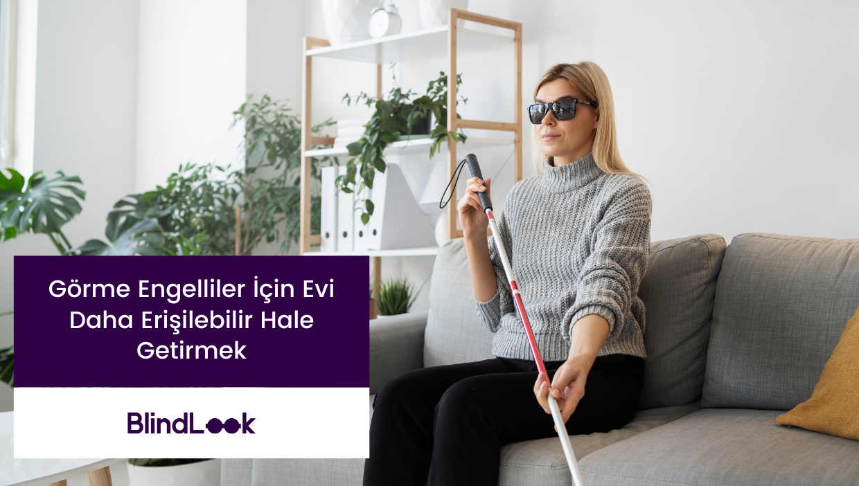 Görme engelli bir kadın, elinde beyaz baston tutuyor ve evinde ki koltukta oturuyor.