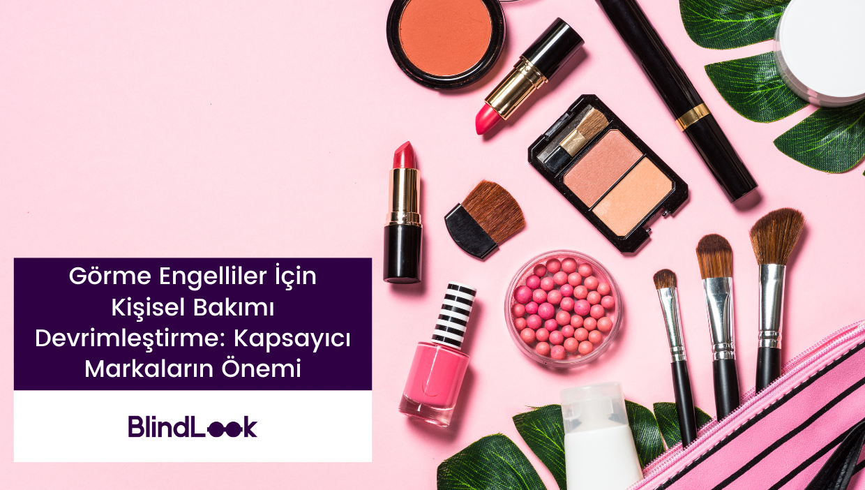 Görselde, pembe bir arka plan üzerinde çeşitli makyaj ürünleri ve araçları yer almaktadır. Sol alt köşede, koyu mor bir kutunun içinde beyaz renkte “Görme Engelliler İçin Kişisel Bakımı Devrimleştirme: Kapsayıcı Markaların Önemi” yazısı bulunmaktadır. Bunun hemen altında, aynı kutunun içinde beyaz renkte BlindLook logosu yer alır. Üstteki görselde, allık, ruj, far, fondöten gibi makyaj ürünleri ve fırçalar dağınık bir şekilde yerleştirilmiştir.