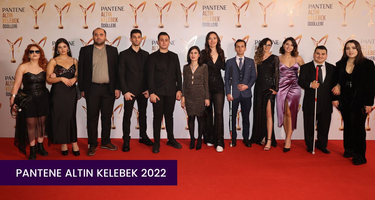 Pantane Altın Kelebek Kırmızı Halıda Poz Veren BlindLook Ekibi.