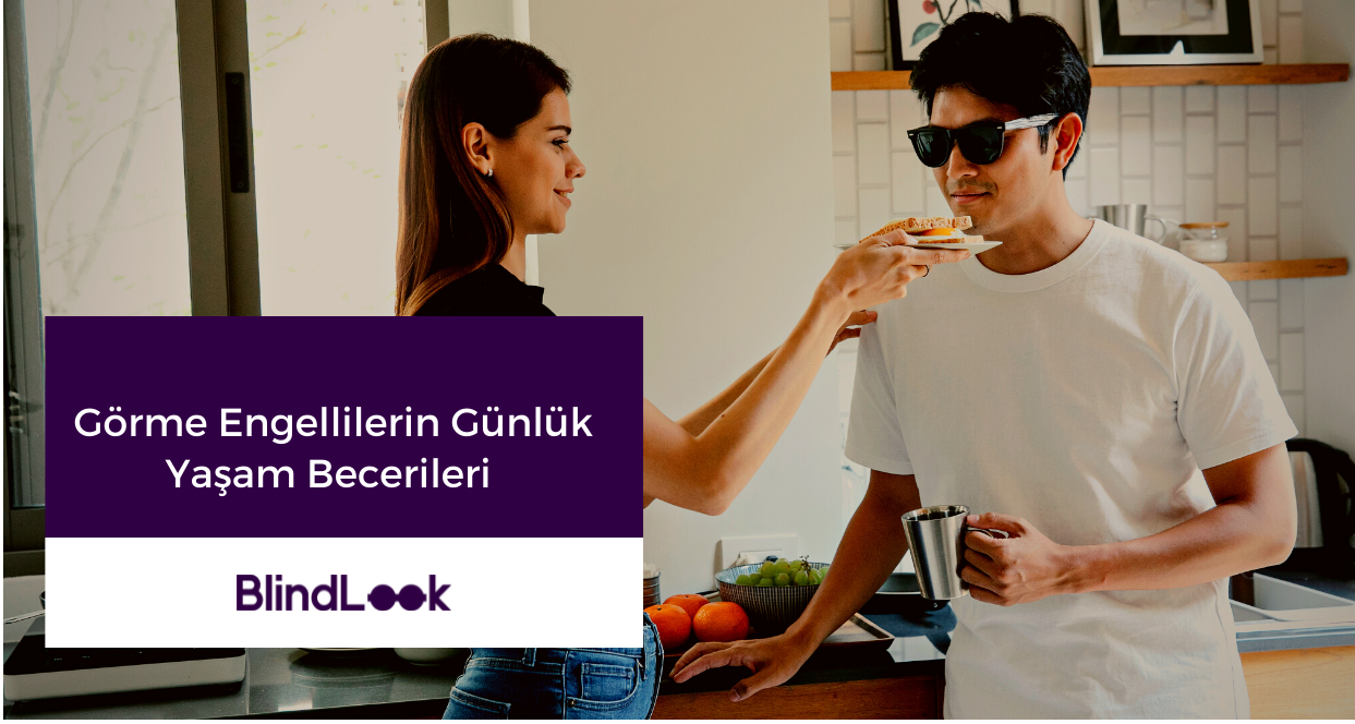 Mutfakta bir görme engelli adama elindeki sandviçi uzatan bir kadın görseli.