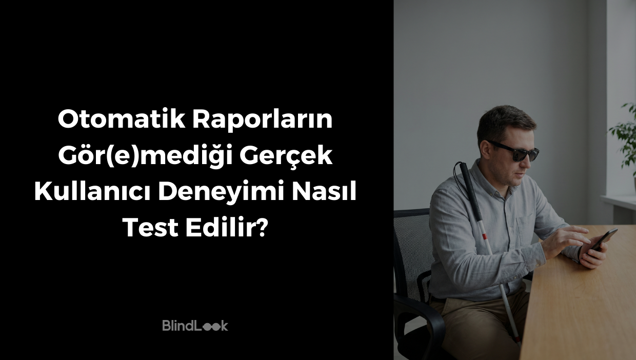 Güneş gözlüğü takan görme engelli bir adam, aydınlık ve sade bir odada ahşap masada oturuyor. Bir elinde beyaz bastonu varken diğer eliyle akıllı telefonunun ekranına dokunarak bir işlem yapıyor; bu, mobil erişilebilirlik testi veya ekran okuyucu kullanımı bağlamını yansıtıyor.