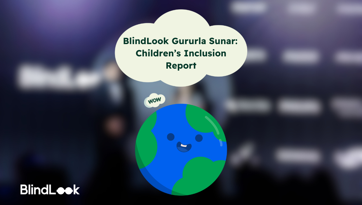 Bu görselde, arka planda bir sahne görüntüsü yer alıyor; sahne ışıkları ve insanlar hafif bulanık bir şekilde görülüyor. Sahnede ise BlindLook kurucuları Sadriye Görece ve Cihat Ersin Aydın yer almaktadır. Ön planda ise karikatür Dünya karakteri WoW gülümseyerek bulunuyor. WoW’un üzerinde, konuşma balonunda şu metin yer alıyor: "BlindLook Gururla Sunar: Children’s Inclusion Report." Görselin sol alt köşesinde BlindLook logosu yer alıyor. Bu tasarım, resmi bir sunumu ve projeye duyulan gururu vurguluyor.