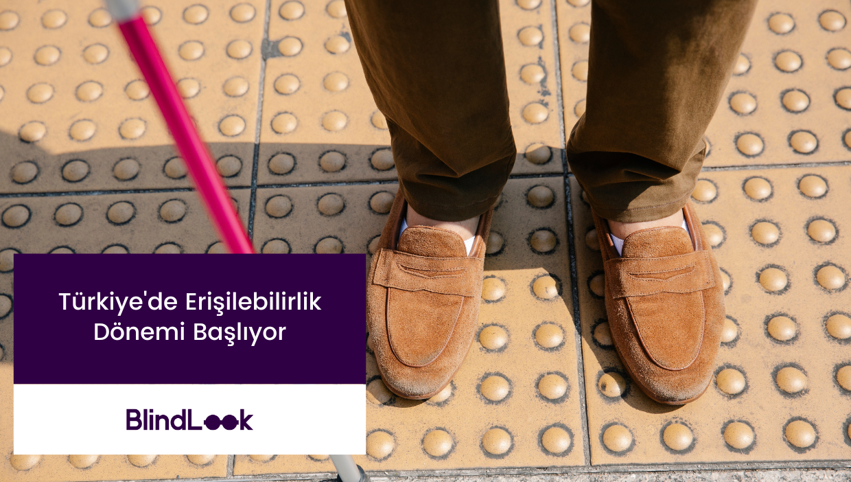 Bir kişi, sarı kabartmalı hissedilebilir yüzey üzerinde duruyor. Ayaklarında kahverengi süet ayakkabılar ve üzerinde kahverengi pantolon var. Sol kenarda bir beyaz bastonun pembe sapı görünüyor. Görselin alt kısmında mor bir kutucuk içinde şu yazı yer alıyor: “Türkiye’de Erişilebilirlik Dönemi Başlıyor”. Altında ise “BlindLook” logosu bulunuyor.