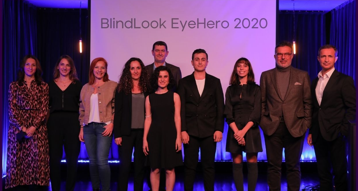 Sadriye ve Cihat Eyeherolar ile kameralara gülümsüyor.