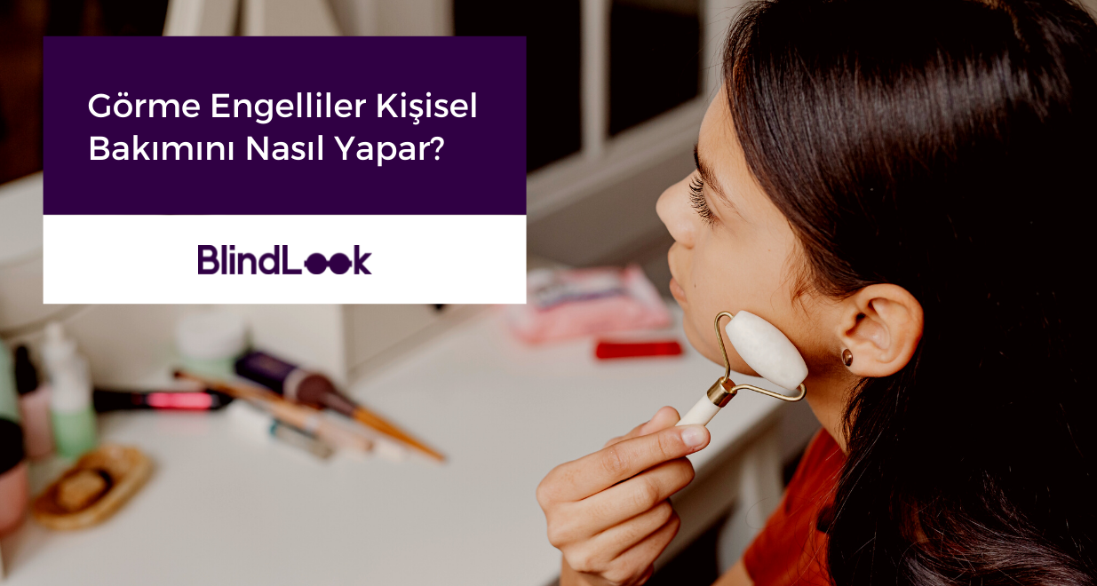 Ekranda yanağına pudra süren bir kadın görüntüsü.